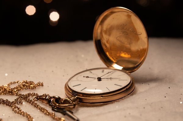 Les chaînes montre à gousset : un accessoire incontournable